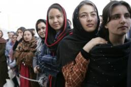 https://it.wikipedia.org/wiki/File:Women_of_Afghanistan.jpg Donne afgane fuori dall’Ambasciata degli Stati Uniti a Kabul il 1 marzo 2006, quando George W. Bush e Laura Bush hanno fatto una visita a sorpresa alla città e hanno inaugurato l’ambasciata.