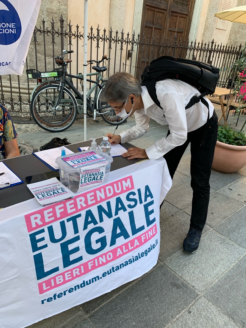 Chi non firma si ferma! Il vostro Massimiliano preferito ha firmato per il referendum sull’eutanasia al tavolino de I sentinelli di Milano, nel pieno del quartiere del pride ?